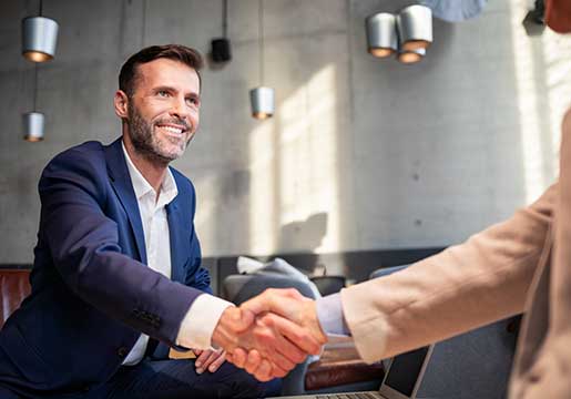 img-homens-cumprimentando